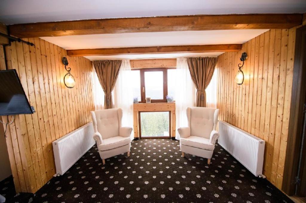 Superior Family Room,1169265367:JPEG